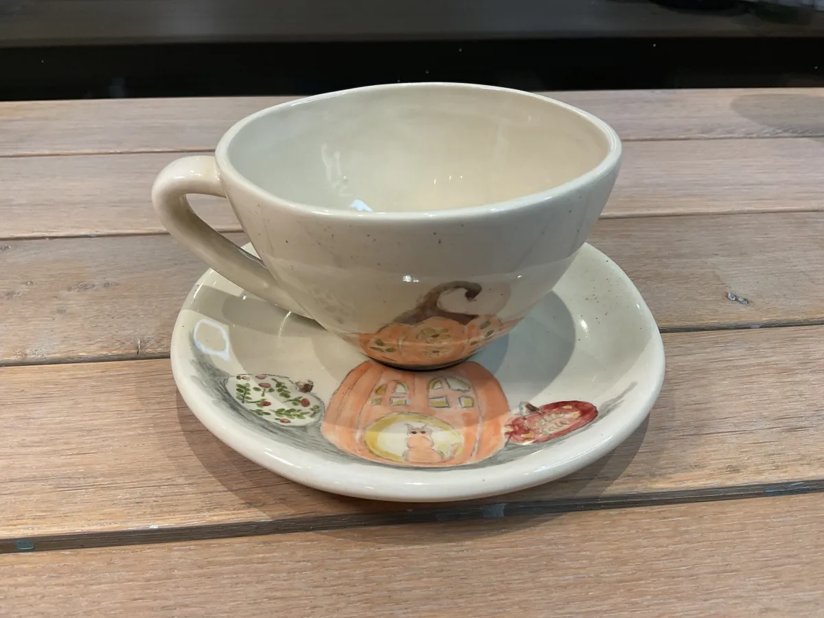Tasse mit Untertasse – handbemaltes Unikat 060